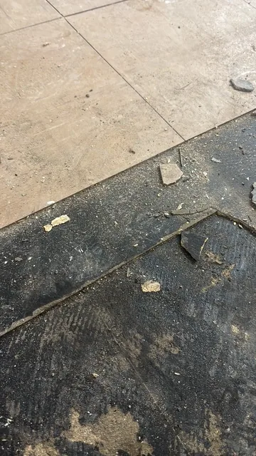 Black bitumen mastic floor removal in a N18 flat